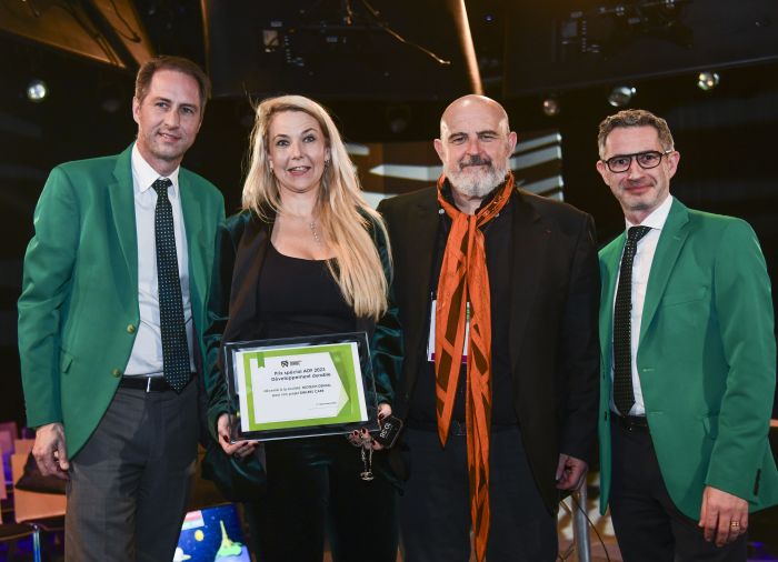 Olivia Veran et Philippe Veran, entourés des secrétaires généraux de l'ADF Julien Laupie et Doniphan Hammer, reçoivent le Prix spécial ADF Développement durable lors du Congrès ADF 2023 