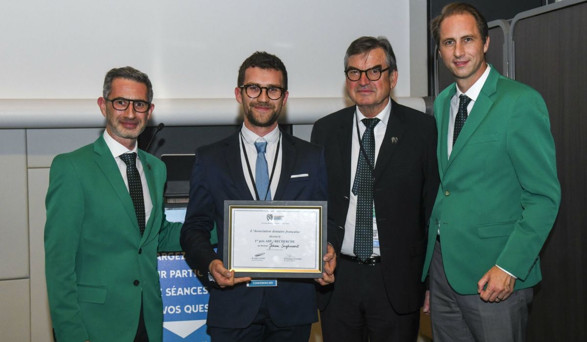 Le lauréat du Prix de la Recherche ADF 2022, Johan Sergheraert, entouré de Doniphan Hammer et Julien Laupie 