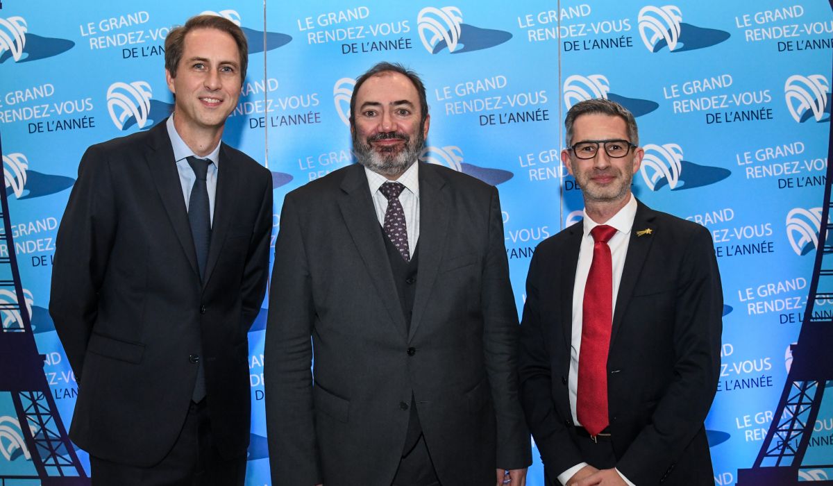 Monsieur François Braun, Ministre de la Santé et de la Prévention, entouré des secrétaires généraux de l'ADF, Julien Laupie et Doniphan Hammer, lors du Congrès ADF 2022. 